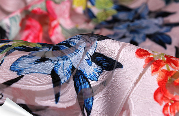 數碼印花是聚集圖案色彩管理軟件,圖案設計,紡織品面料前后處理,噴頭于一體的一種技術,數碼印花生產圖案精準度高,顏色層次分明,可以小批量操作,也可以大批量生產,那么在數碼印花大貨生產時,我們需要做什么準備嗎?